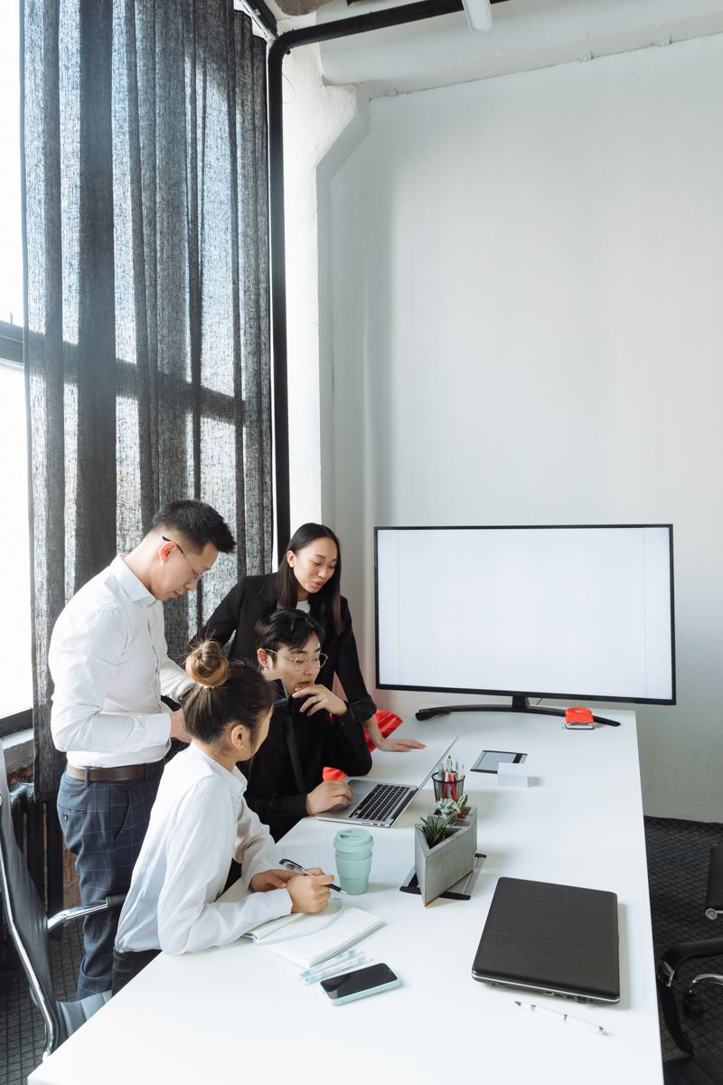 SHINKAI Group consultants collaborating